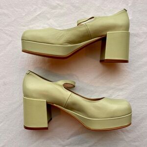 Intentionally blank Mika platform in green tea